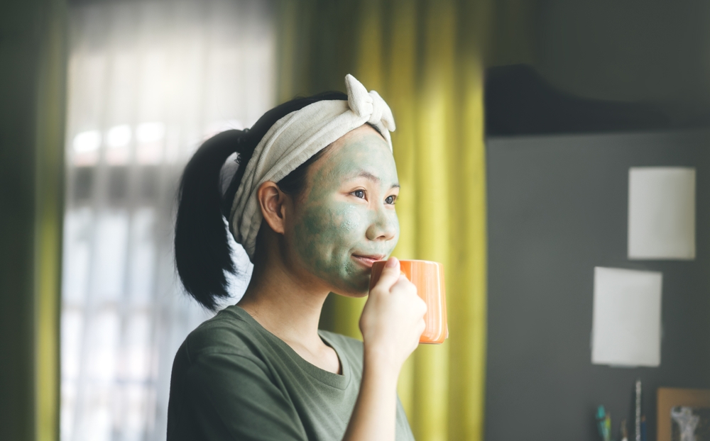How does green tea aid skin health?